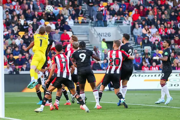 Brentford 'dan Mark Flekken, Premier League maçında Brentford-West Ham United maçında Londra' daki Gtech Community Stadyumu 'nda kurtarıyor.