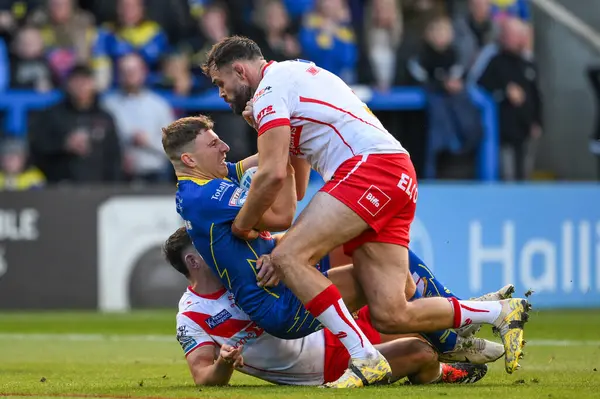 Warrington Wolves 'tan George Williams, St. Helens' ten Matt Whitley ve St. Helens 'ten Alex Walmsley tarafından oynanan Betfred Süper Lig eleme maçında elendi. 2 Warrington Wolves, St. Helens' e karşı Halliwell Jones Stadyumu, Warrington, UK 28 Sep 2024