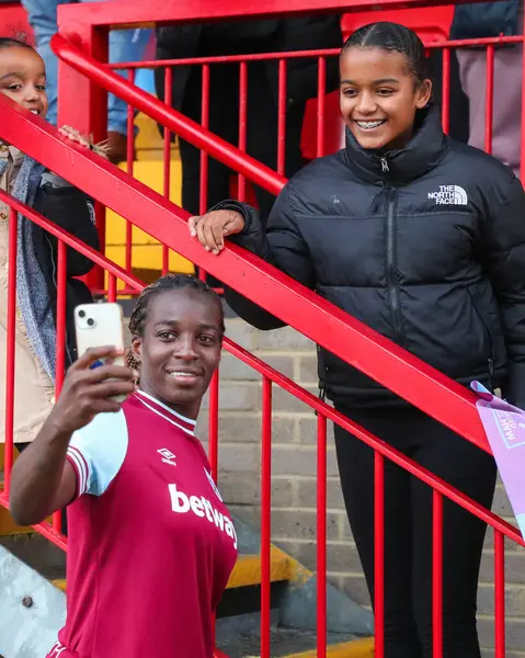 West Ham United 'dan Viviane Asseyi, The FA Women' s Super League maçının ardından hayranlarıyla poz veriyor. West Ham United Women - Liverpool Women - The Chigwell İnşaat Stadyumu, Londra, Birleşik Krallık, 29 Eylül 2024