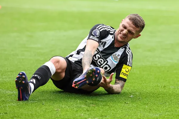 Newcastle United takımının Kieran Trippier 'ı Premier League maçı sırasında bacağına kramp girdi. Newcastle United, Manchester City' ye karşı St. James 's Park, Newcastle, İngiltere, 28 Eylül 2024