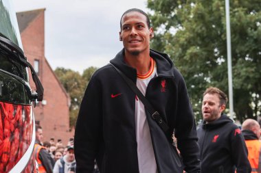 Liverpool 'dan Virgil van Dijk, 28 Eylül 2024 tarihinde İngiltere' nin Wolverhampton kentinde oynanan Premier Lig karşılaşmasında Wolverhampton Wanderers 'a karşı Liverpool maçına geldi.