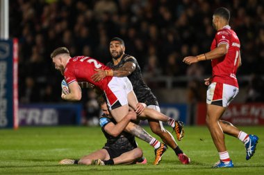 Salford Red Devils 'ten Ethan Ryan, Leigh Leopards' dan Ricky Leutele ve Leigh Leopards 'dan Matt Moylan, Salford Red Devils - Leigh Leopar Stadyumu, Eccles, İngiltere