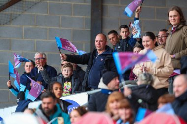 West Ham United taraftarları, The Chigwell İnşaat Stadyumu 'nda West Ham United Women - Liverpool Women maçında 29 Eylül 2024' te tepki verdiler.