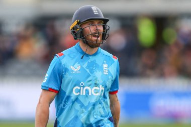 İngiltere 'den Phil Salt, İngiltere' nin Bristol, İngiltere 'de 29 Eylül 2024' te oynanan Fifth Bank One Day International maçında elendikten sonra sahadan ayrılırken üzgün görünüyor.