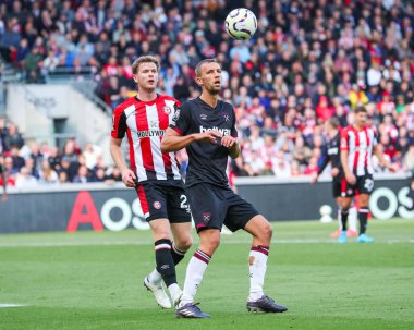 West Ham United takımından Tomas Soucek, 28 Eylül 2024 'te İngiltere' nin Gtech Community Stadyumu 'nda oynanan Premier League karşılaşmasında Brentford-West Ham United maçında topa öncülük ediyor.