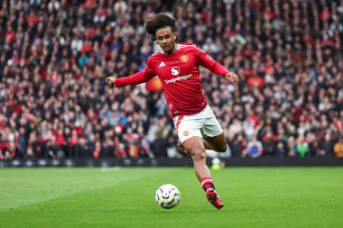 Manchester United takımından Joshua Zirkzee, Manchester United 'ın Tottenham Hotspur' a karşı 29 Eylül 2024 'te oynadığı Premier League maçında topa vuruyor.