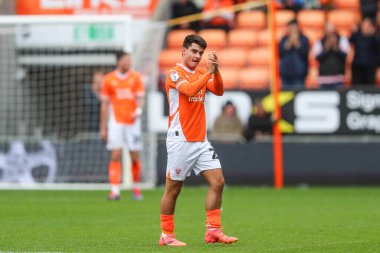 Blackpool 'dan Rob Apter, 28 Eylül 2024' te Bloomfield Road, Blackpool, İngiltere 'de oynanan Blackpool-Burton Albion maçında sahadan ayrılan taraftarları alkışlıyor.