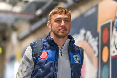 Warrington Wolves 'tan Sam Powell, 28 Eylül 2024' te İngiltere 'nin Warrington şehrindeki Halliwell Jones Stadyumu' nda oynanan 2 Warrington Wolves-St Helens maçında Betfred Süper Lig eleme maçından önce geldi.