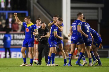 Warrington Wolves oyuncuları, 28 Eylül 2024 'te İngiltere' nin Warrington şehrindeki Halliwell Jones Stadyumu 'nda oynanan Betfred Süper Lig play-off eleme karşılaşmasını kutluyor.