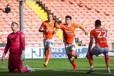 Blackpool 'dan Rob Apter, 28 Eylül 2024' te Bloomfield Road, Blackpool 'da oynanan Blackpool - Burton Albion maçında 2-0 kazanma hedefini kutluyor.