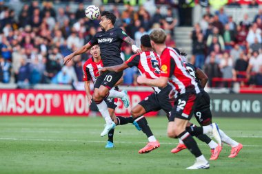West Ham United takımından Lucas Paqueta, Premier League maçında topu kontrol ediyor Brentford, West Ham United 'a karşı Gtech Community Stadyumu' nda, 28 Eylül 2024