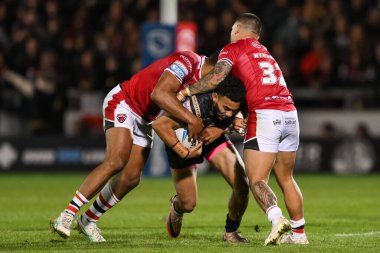 Salford Red Devils 'den Jayden Nikorima ve Salford Red Devils' den Kallum Watkins, Betfred Süper Lig eleme maçında Salford Red Devils 'e karşı Leigh Stadyumu' nda oynadılar.