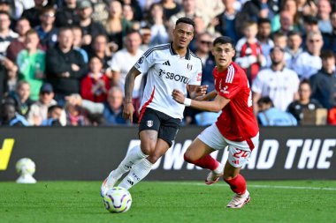 Fulham FC 'den Rodrigo MUNIZ, Nottingham Forrest takımının 28 Eylül 2024' te Nottingham City Ground, Nottingham 'da oynanan Premier League maçı sırasında Nottingham Forest' tan Samaon SOSA 'nın defansı ile topu karşılıyor.