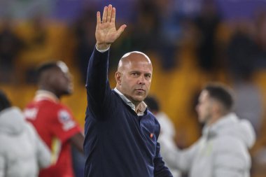 Liverpool 'un Arne Slot teknik direktörü Premier League maçından sonra İngiltere' nin Wolverhampton, Wolverhampton, 28 Eylül 2024 'te Liverpool' a karşı Wolverhampton Wanderers maçında gezgin taraftarlara el sallıyor.