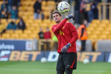 Liverpool 'dan Alisson Becker Premier League maçında ısınma turunda Wolverhampton Wanderers Liverpool' a karşı Molineux, Wolverhampton, Birleşik Krallık, 28 Eylül 2024