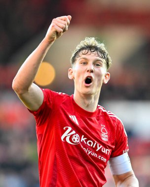 Nottingham Forrest 'tan Ryan YATES, Nottingham Forrest' ın 28 Eylül 2024 'te Nottingham Forest Fulham' a karşı oynadığı Premier League maçında bağırarak protesto etti.