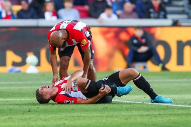 Brentfordlu Vitaly Janelt, Premier League maçında sakatlandı Brentford - West Ham United maçı sırasında Gtech Community Stadyumu, Londra, Birleşik Krallık, 28 Eylül 2024