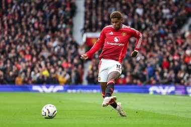 Manchester United takımından Marcus Rashford, Manchester United 'ın Tottenham Hotspur' a karşı 29 Eylül 2024 tarihinde Old Trafford, Manchester 'da oynadığı Premier League maçında topu geçti.