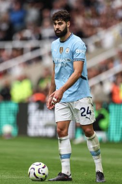 Manchester City 'den Joko Gvardiol Premier Lig maçı sırasında top ile Newcastle United Manchester City' ye karşı St. James 's Park, Newcastle, Birleşik Krallık, 28 Eylül 2024