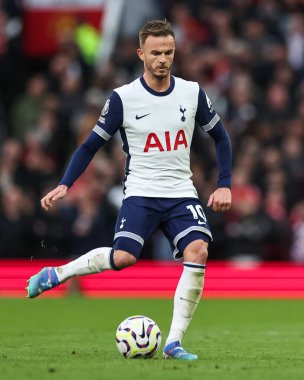 Tottenham Hotspur takımından James Maddison, Manchester United 'ın Tottenham Hotspur' a karşı 29 Eylül 202 tarihinde Old Trafford, Manchester 'da oynadığı Premier League maçında