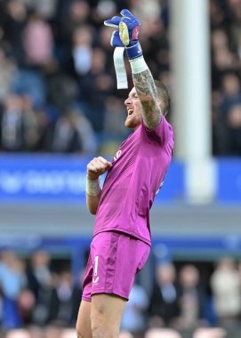 Everton 'dan Jordan Pickford, 28 Eylül 2024' te İngiltere 'nin Liverpool kenti Goodison Park' ta oynanan Premier League maçında Everton-Crystal Palace maçının tam zamanlı sonucunu kutluyor.