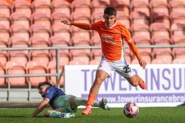Blackpool 'dan Rob Apter, 28 Eylül 2024' te Bloomfield Road, Blackpool 'da oynanan Blackpool-Burton Albion maçında topu aldı.