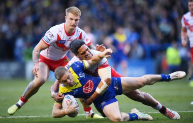 Warrington Wolves takımından Matt Dufty, 28 Eylül 2024 'te İngiltere' nin Warrington kentinde oynanan Betfred Süper Lig eleme karşılaşmasında St. Helens takımından Sione Mata 'utia' ya meydan okudu.
