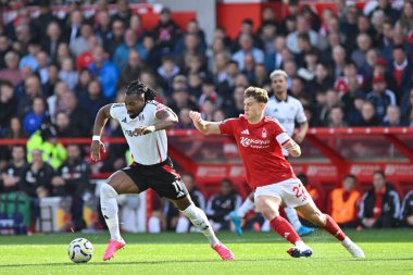 Fulham FC 'den Adama TRAORE ve Nottingham Forrest' tan Ryan YATES Premier League maçı sırasında Nottingham Forest Fulham 'a karşı 28 Eylül 2024' te City Ground, Nottingham, Birleşik Krallık 'ta mücadele ettiler.