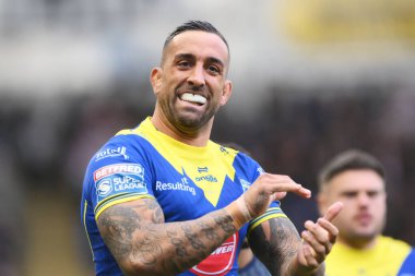 Warrington Wolves 'tan Paul Vaughan, 28 Eylül 2024' te İngiltere 'nin Warrington şehrinde oynanan Halliwell Jones Stadyumu' nda oynanan Betfred Süper Lig eleme maçından önce seyircilere takdirlerini sunuyor.
