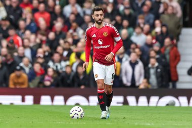 Manchester United takımından Bruno Fernandes, Manchester United 'ın Tottenham Hotspur' a karşı 29 Eylül 202 tarihinde Old Trafford, Manchester, Birleşik Krallık 'ta oynadığı Premier League maçında topa vuruyor.
