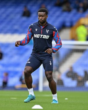 Crystal Palace 'dan Marc Guhi, 28 Eylül 2024' te İngiltere 'nin Liverpool kenti Goodison Park' ta oynanan Everton-Crystal Palace Premier League karşılaşması öncesinde ısınıyor.