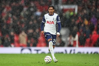 Tottenham Hotspur 'dan Djed Spence, Manchester United ile Tottenham Hotspur arasında oynanan Premier Lig maçında topu 29 Eylül 2024' te Old Trafford, Manchester, İngiltere 'de aldı.