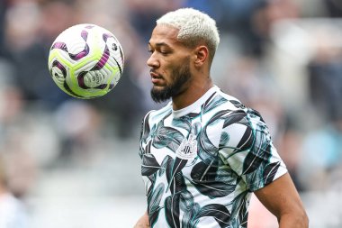 Newcastle United takımından Joelinton, Premier League maçında topu kontrol ediyor. Newcastle United, Manchester City 'ye karşı St. James' s Park, Newcastle, Birleşik Krallık, 28 Eylül 2024