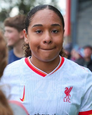 Liverpool 'dan Olivia Smith, The FA Women' s Super League maçının ardından Londra 'daki Chigwell İnşaat Stadyumu' nda West Ham United Women 'a karşı Liverpool Women maçının ardından takımların berabere kalmasının ardından taraftarları kabul ediyor.