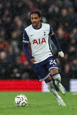 Tottenham Hotspur 'dan Djed Spence, Manchester United ile Tottenham Hotspur' un 29 Eylül 202 'de Old Trafford, Manchester, İngiltere' de oynadığı Premier League maçında topa vuruyor.