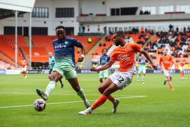 Blackpool takımından CJ Hamilton, 28 Eylül 2024 'te Bloomfield Road, Blackpool' da oynanan Blackpool-Burton Albion maçında topu geçiyor.