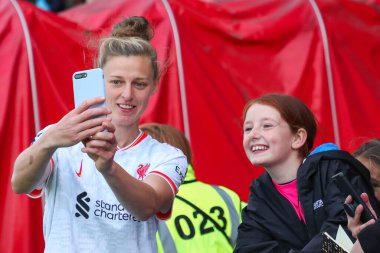 Liverpool 'dan Yana Daniels, 29 Eylül 2024' te İngiltere 'nin başkenti Londra' da oynanan Chigwell İnşaat Stadyumu 'nda Batı Ham United Women - Liverpool Women maçının ardından taraftarlarıyla birlikte poz veriyor.