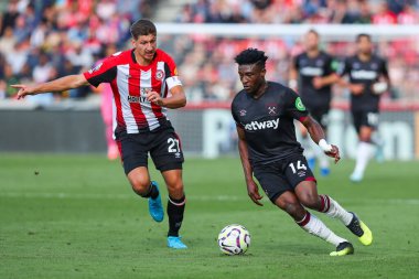 West Ham United 'dan Muhammed Kudus, Premier League karşılaşması Brentford-West Ham United maçında Vitaly Janelt' in baskısı altında. Brentford - West Ham United, The Gtech Community Stadyumu, Londra, Birleşik Krallık, 28 Eylül 2024