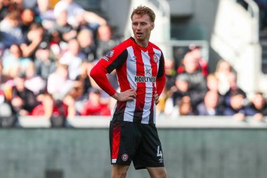 Brentford 'dan Sepp Van Den Berg, Premier Lig karşılaşmasında Brentford-West Ham United maçına Londra' daki Gtech Community Stadyumu 'nda bakıyor.