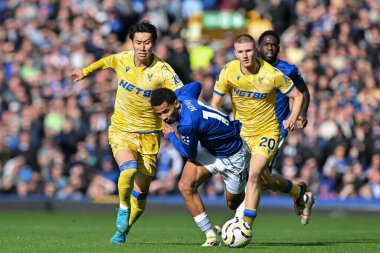 Everton 'dan Iliman Ndiaye ve Crystal Palace' dan Daichi Kamada Premier Lig maçı sırasında Goodison Park, Liverpool, İngiltere 'de 28 Eylül 2024' te oynanan Everton-Crystal Palace maçında top için mücadele ettiler.