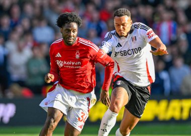 Nottingham Forrest 'tan Ola AINA ve Fulham FC' den Kenny TETE Premier League maçı sırasında Nottingham Forest Fulham 'a karşı 28 Eylül 2024' te City Ground, Nottingham, Birleşik Krallık 'ta top mücadelesi verdiler.