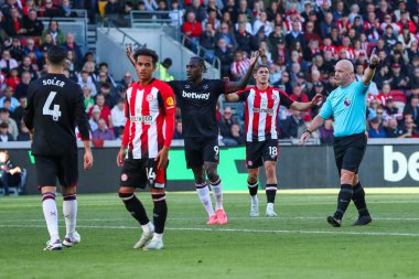 Hakem Simon Hooper, Premier Lig maçında Brentford - West Ham United maçında talimat verir.