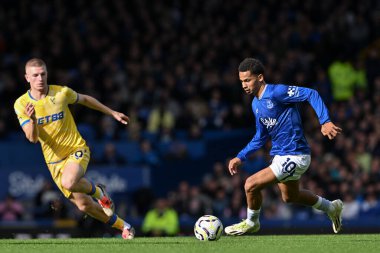 Everton 'dan Iliman Ndiaye, 28 Eylül 2024' te İngiltere 'nin Liverpool kenti Goodison Park' ta oynanan Premier League maçında topu ileri atıyor.