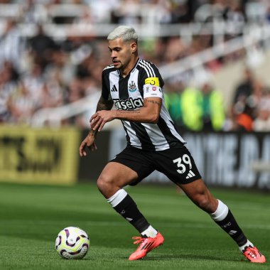 Newcastle United takımından Bruno Guimares, Premier League maçında top Newcastle United ile Manchester City 'ye karşı St. James' s Park, Newcastle, Birleşik Krallık, 28 Eylül 2024