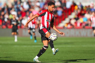 Brentford 'dan Kevin Schade, Premier League maçı sırasında topu kontrol ediyor Brentford, West Ham United' a karşı Gtech Community Stadyumu 'nda, 28 Eylül 2024