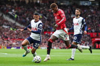 Manchester United takımından Marcus Rashford, Manchester United 'ın Tottenham Hotspur' a karşı 29 Eylül 2024 'te oynadığı Premier League maçında topa vuruyor.