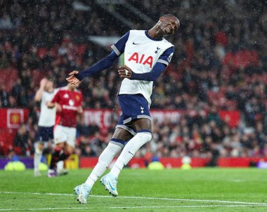 Tottenham Hotspur 'dan Pape Matar Sarr, Manchester United ile Tottenham Hotspur maçında 29 Eylül 2024' te Old Trafford, Manchester, İngiltere 'de oynanan Premier League maçında gol atma şansını kaçırdıktan sonra tepki gösterdi.