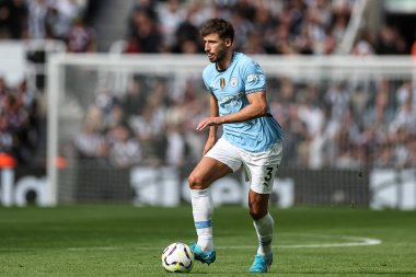 Manchester City 'den Rben Dias, Premier League maçı Newcastle United' ın Manchester City 'e karşı 28 Eylül 2024' te St. James 's Park, Newcastle, İngiltere' de oynadığı maçta topa vuruyor.