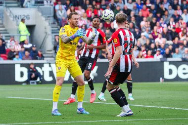Brentford 'dan Mark Flekken, Premier League maçında Brentford-West Ham United maçında Londra' daki Gtech Community Stadyumu 'nda kurtarıyor.