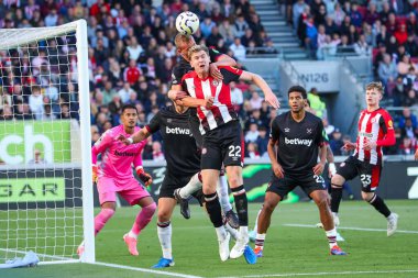 West Ham United takımından Tomas Soucek, Premier League karşılaşmasında Brentford 'dan Nathan Collins ile birlikte Londra' daki Gtech Community Stadyumu 'nda 28 Eylül 2024' te karşı karşıya geldi.